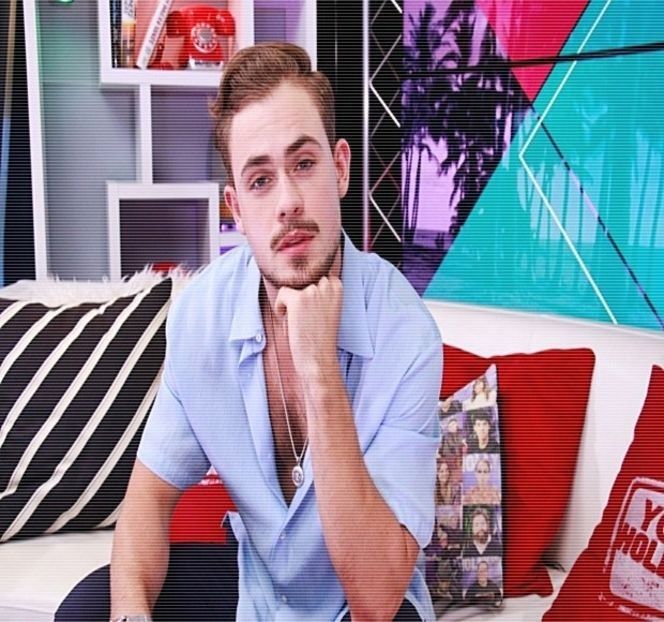 — De mai bine de o oră viziona un film alături de Emily, dar şi de colegul său de apartament, deşi, - 02 Tender nights underneath us