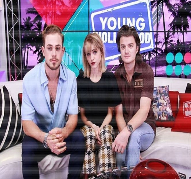 — Era tocmai sensizabil, un mic râset nervos îi accentuează neliniştea. „Mhm? Ce zici acolo, omule?” - 02 Tender nights underneath us