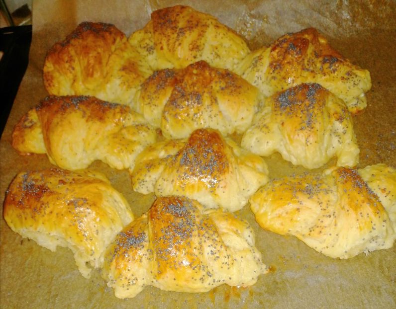 Croissant cu branza - Prăjituri de casa și câte preparate