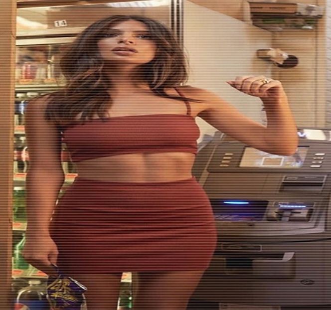 — E adresată personal. Astfel, printr-o simplă rotire a capului, privirile li se intersectează. - 02 Tender nights underneath us