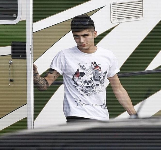 — Aceeaşi perioadă de timp, îşi lasă câţiva milimetri nesemnificativi capul pe spate, fără - 02 Tender nights underneath us