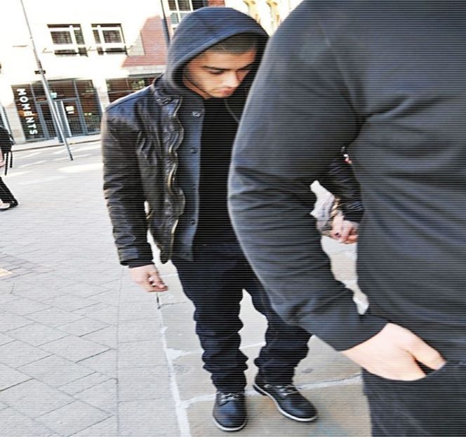 — Scop, indică lent cu ajutorul bărbiei spre zona laterală lor, treptele scărilor aflate într-un - 02 Tender nights underneath us
