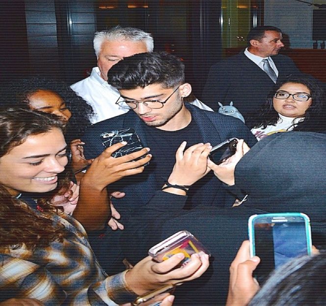 — Ei, prinzându-i palma într-a lui. O mişcare scurtă a capului are loc în direcţia uşii, completată - 03 Kick senseless my defenses!