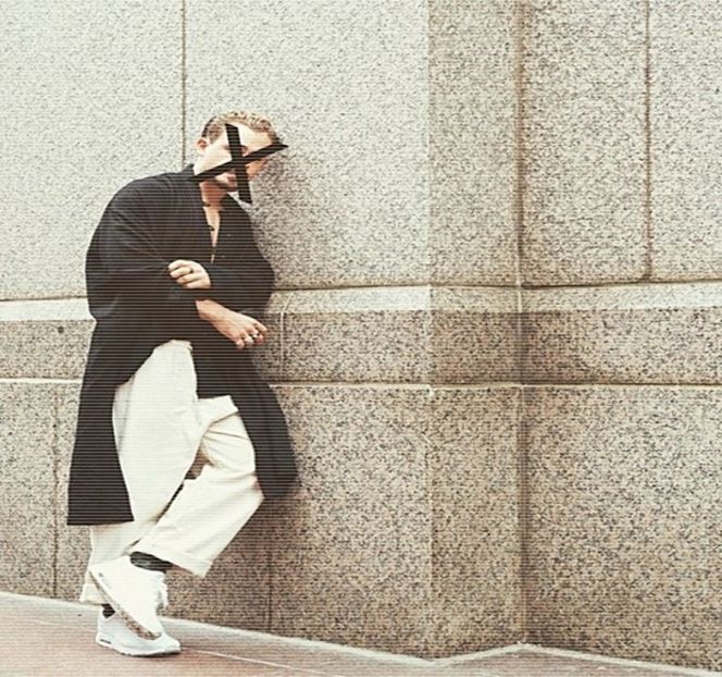 — Aproximativ cinci minute numărate pe ceas trec, perioadă în care Zayn dispăruse doar - 03 Kick senseless my defenses!