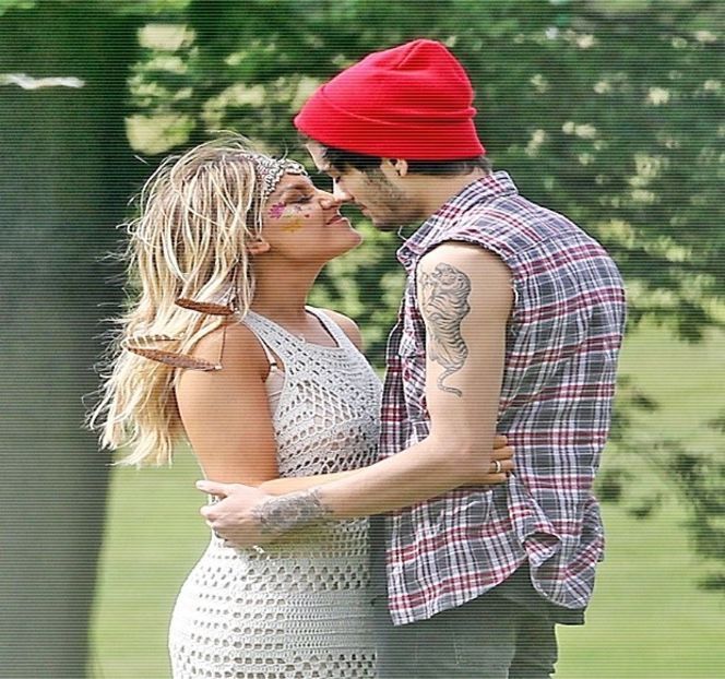 — Cuvintele pe care le primește din partea acesteia contribuie la constanta pompare a - 03 Kick senseless my defenses!