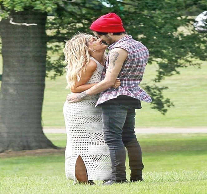 — Margine a acestora, reușește să-i coboare treptat, lent, prin tragerea în jos, până ce într-un - 03 Kick senseless my defenses!