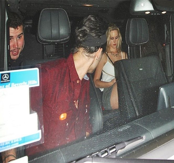 — În clipa în care buzele lui trasează o linie ce ajunge a fi oprită undeva prin zona interioară a - 03 Kick senseless my defenses!