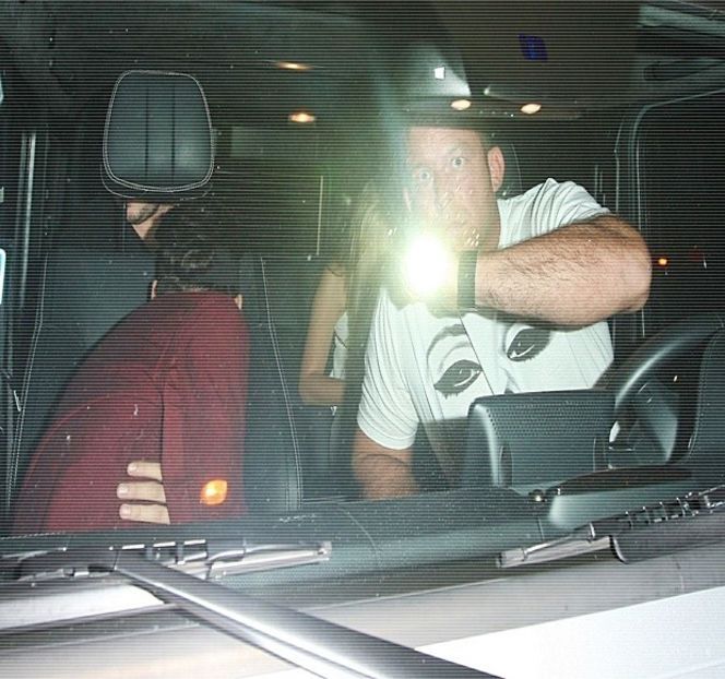 — Prinde o formă arcuită de îndată ce-și expune tandrele săruturi de-a lungul acestuia. - 03 Kick senseless my defenses!