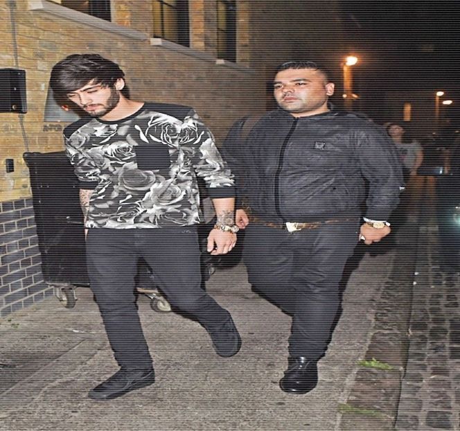 — Oprește doar pentru a-i plasa șatenei săruturi umede peste anumite părți ale zonei intime, - 03 Kick senseless my defenses!