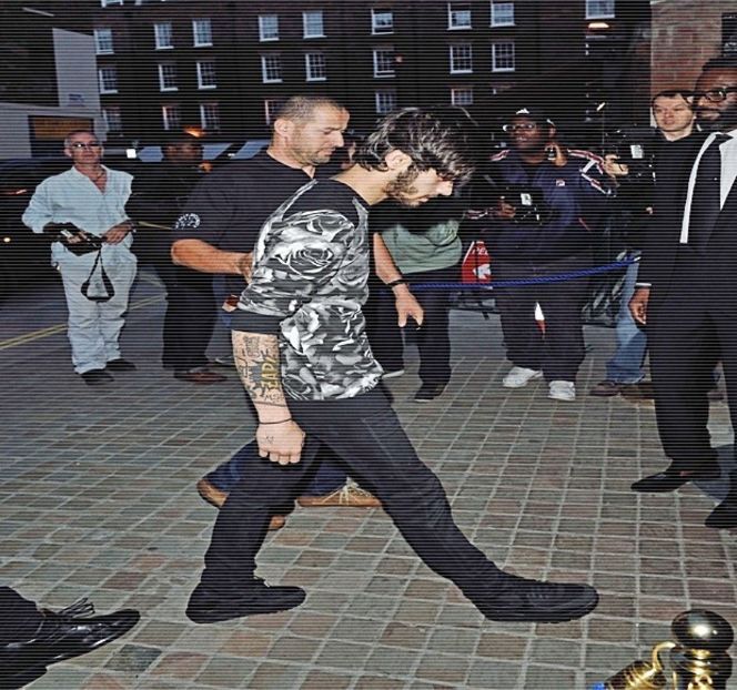 — Nasture în parte, sfârșind prin a-și îndepărta cămașă doar pentru a-i face apoi vânt spre - 03 Kick senseless my defenses!