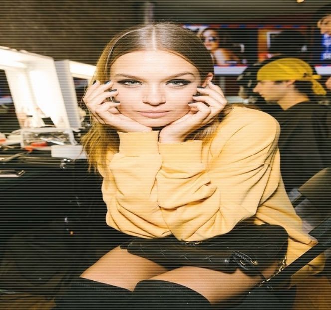 — Vast în timp ce îi explorează la rândul ei interiorul gurii într-o manieră - 03 Kick senseless my defenses!