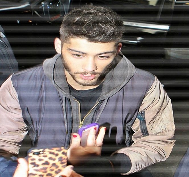 — O manieră extrem de subtilă prin care trage de proprii-i boxeri pe care și-i coboară spre - 03 Kick senseless my defenses!