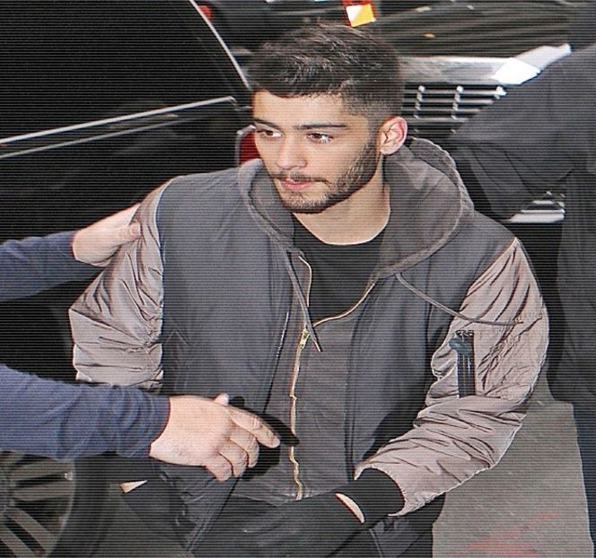 — Scurt peste buza inferioară a șatenei, acțiune continuată prin mersul acestora de-a lungul - 03 Kick senseless my defenses!