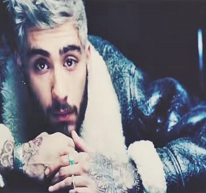 — Desfacă, capsele respectivului, eliberându-i sânii de strânsoarea acestuia. - 03 Kick senseless my defenses!