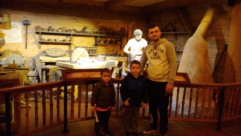 1027191305d - CONTACT-despre mine