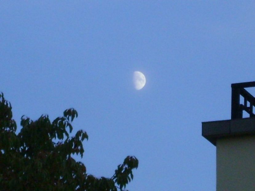 Luna in crestere in Pesti - Luna - Soarele si norii - 2