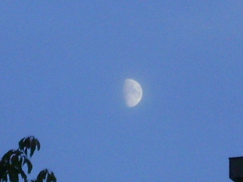 Luna in crestere in Pesti - Luna - Soarele si norii - 2