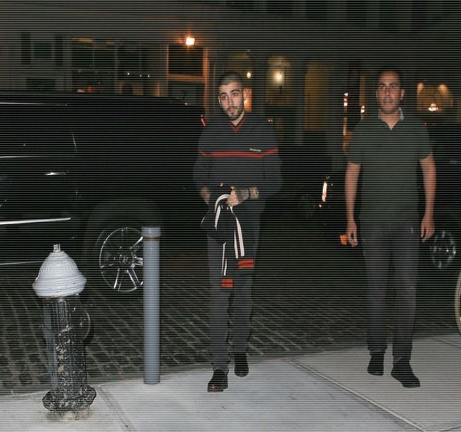 — Pe pat. Cu toate că în mod normal ar fi recurs la preluarea obiectului drept o companie, - 04 Catching stardust in the light