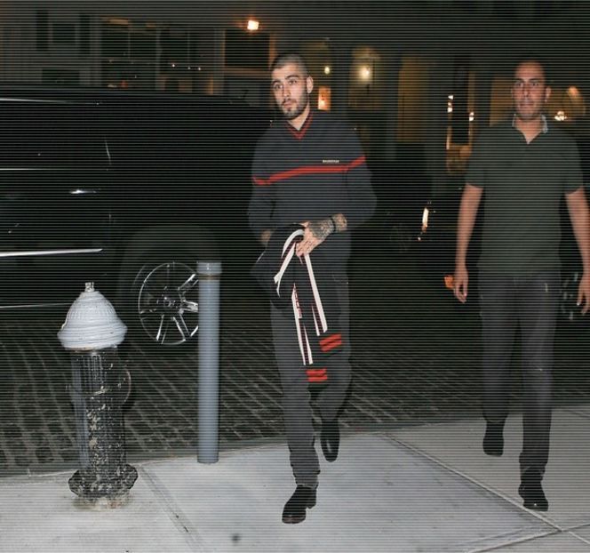 — Sale acțiuni constau în părăsirea dormitorului, străbaterea holului și a treptelor scării ca în - 04 Catching stardust in the light