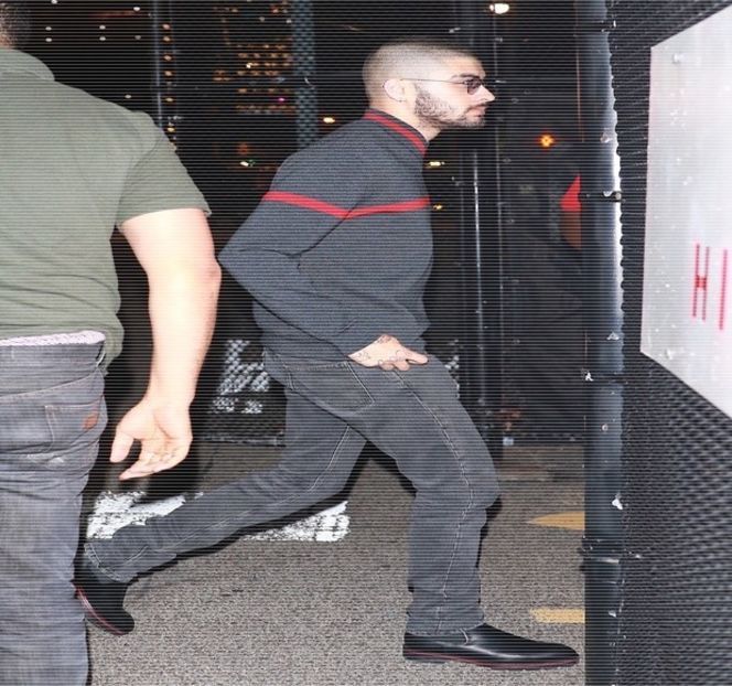 — Ocupa locul din zona frigiderului. Pe moment însă, privește spre cana aflată în curs de - 04 Catching stardust in the light