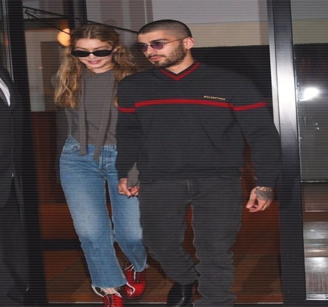 — Umăr și, mai mult decât atât, își schimbă poziția, depărtându-se câțiva centimetri astfel - 04 Catching stardust in the light