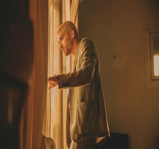 — Evident, plasează ceașca cu cafea, neîncepută, pe blat, pe când cu cealaltă palmă - 04 Catching stardust in the light