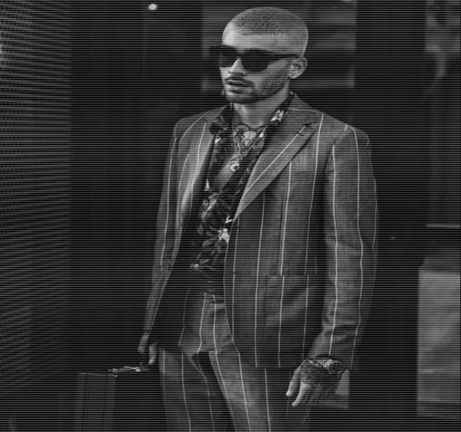 — Mine când vorbesc cu tine.” Își înalță instinctiv vocea, dorința fiindu-i un simplu contact vizual - 04 Catching stardust in the light