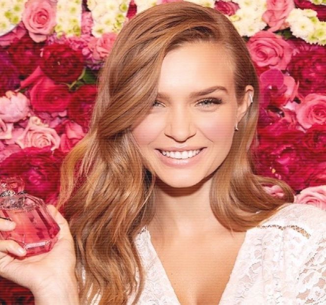 — Înfăţişând acum o fizionomie complet serioasă, îl priveşte tăcută preţ de câteva secunde - 04 Catching stardust in the light