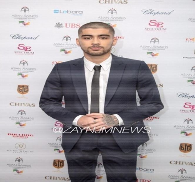 — Noapte.” Preia vorbele acesteia drept o inițiere a propriei idei, eliberând acum un alt pufnet de - 04 Catching stardust in the light