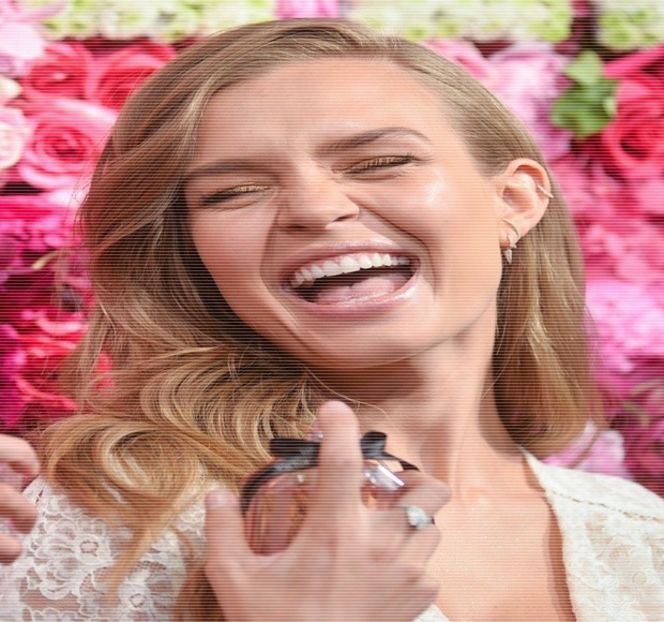 — Următoare: „Acum sunt un nimeni? Azi noapte eram tot ce voiai în <fiecare secundă şi minut>, - 04 Catching stardust in the light