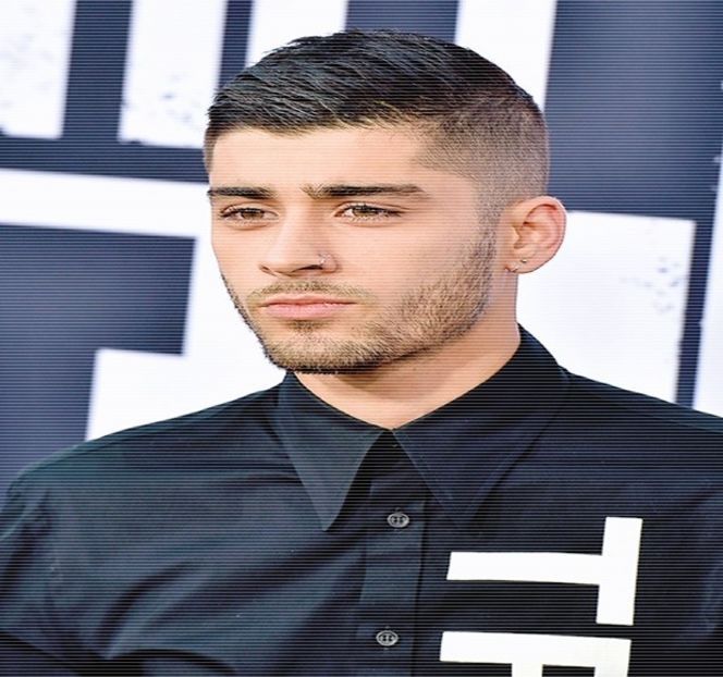 — Festarea sa vocală, anume dorința de a-i demonstra acesteia drept cine se înfățișa persoana - 04 Catching stardust in the light