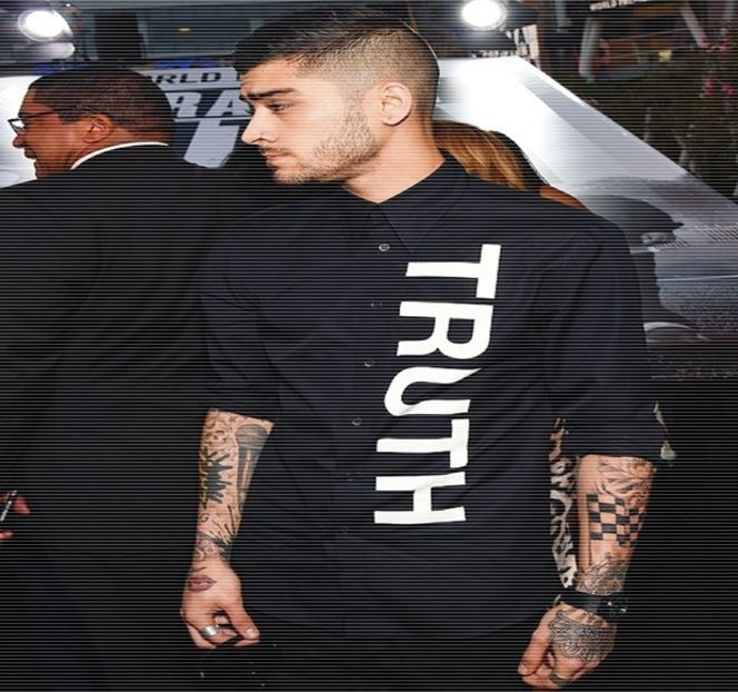 — Derabil. “Pentru că nu există motiv pentru care aș nega rahaturile pe care tu le spui. Crezi că - 04 Catching stardust in the light