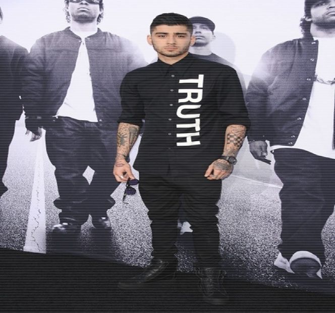 — Demonstra șatenei că deși ar fi dispus să înceapă o relație amoroasă cu aceasta, pragul - 04 Catching stardust in the light