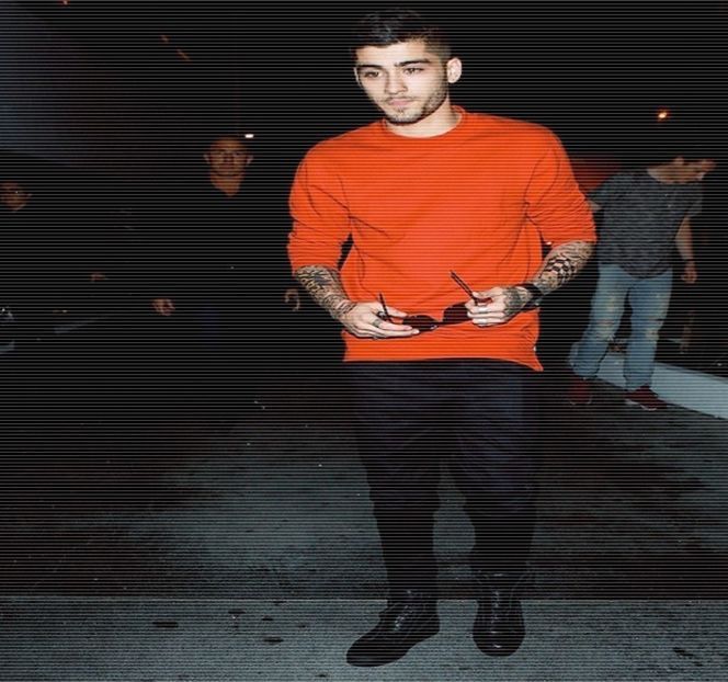 — Oprirea acestuia se petrece abia atunci când un râset ironic îi scapă iar zona ochilor îi este - 04 Catching stardust in the light