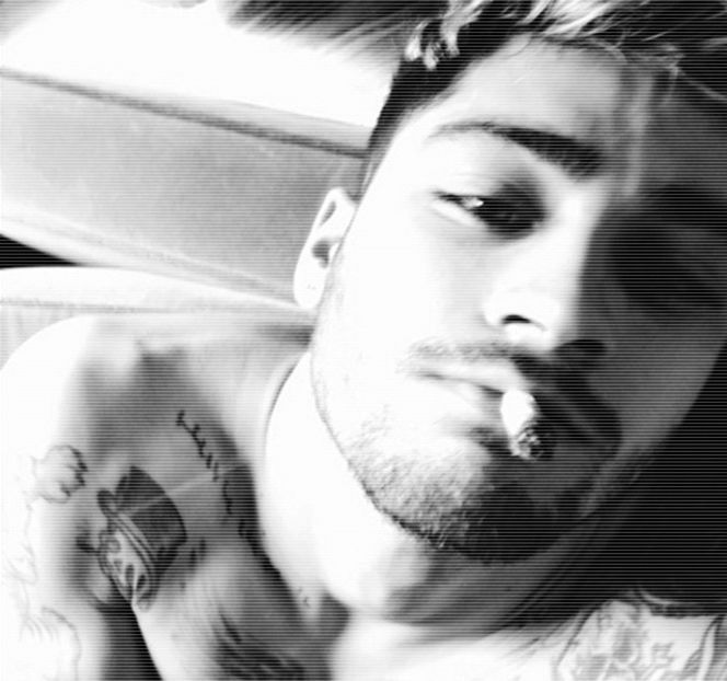 — Prinde contur din cauza apariției ei, una bruscă și imperativă. Pe moment o privește, - 04 Catching stardust in the light