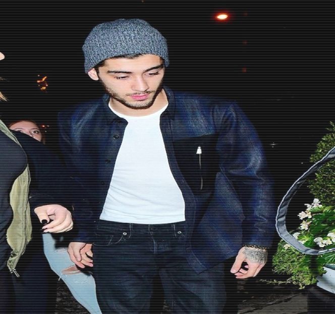 — Adresează prin respectiva întrebare, ba chiar producând și îndepărtarea palmelor acesteia - 04 Catching stardust in the light