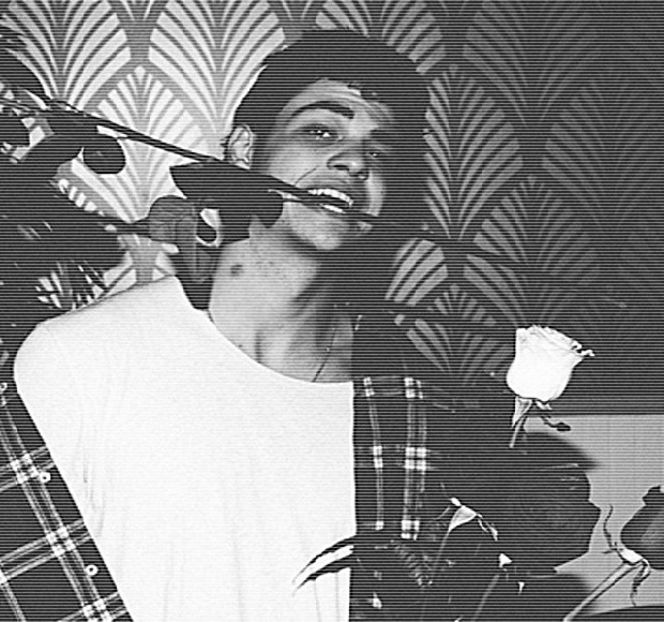 ― Faptul că, deşi era aproape miezul nopţii, clubul nu prezenta prea multă populaţie, - 04 Catching stardust in the light