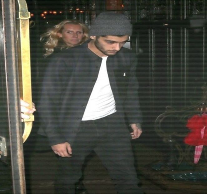 — Sau orice alt sentiment potrivit momentului. În cele din urmă însă, palmele lui produc un - 04 Catching stardust in the light