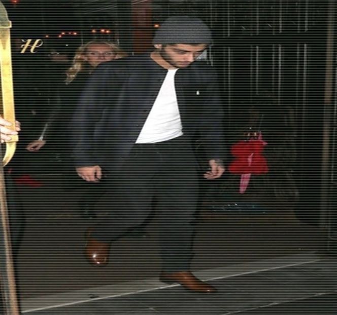 — E toată lumea, omule?” Ușor confuz el este cel care de această dată îi adresează brunetului o - 04 Catching stardust in the light