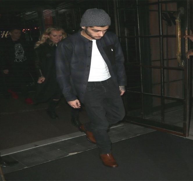 — Curios totodată, în urma încruntării sprâncenelor, capul și-l întoarce lent în direcția lui. - 04 Catching stardust in the light