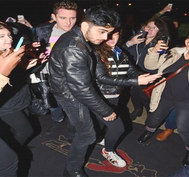 — Interiorului, îi captează din nou atenția, fapt pentru care privirea și-o întoarce peste umăr, - 04 Catching stardust in the light