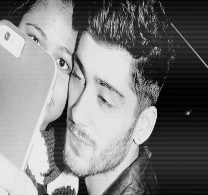 — Vocală îi trece printr-o schimbare, completată de un pufnet ușor ironic. “Plus că habar n-am, - 04 Catching stardust in the light