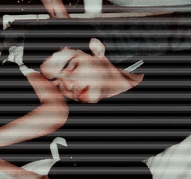 ― În primă instanţă sprânceana i se arcuieşte odată ce prima frază îi ajunge la ureche, - 04 Catching stardust in the light