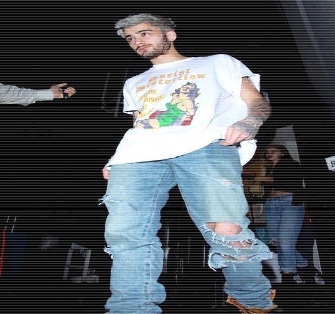 — Curiozitate ochii lui coboară, producând scurta și rapida analiză a corpului ei, atât cât - 04 Catching stardust in the light