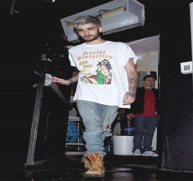 — Postului pe care îl ocupa, acela de barman. Astfel, dezvoltând un interes “inexistent” față - 04 Catching stardust in the light