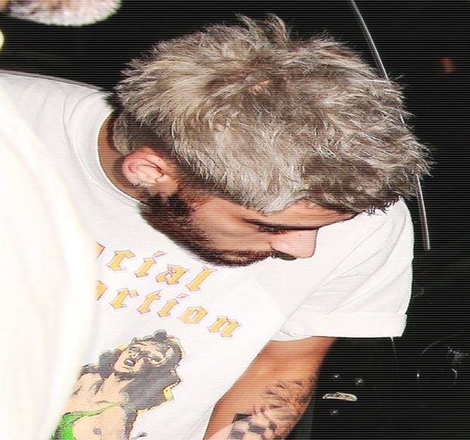 — Palmele revenindu-i de altfel drept susținere peste marginea tejghelei. - 04 Catching stardust in the light