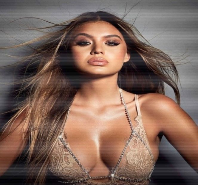 — Deși prezenta un aspect ușor neglijent, constată că lucrul respectiv - 04 Catching stardust in the light