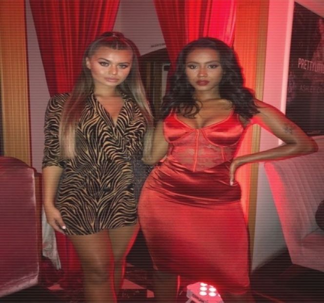 — pieptului individului prin intermediul vârfului unghiei; Cu lejeritate, dimensiunea - 04 Catching stardust in the light