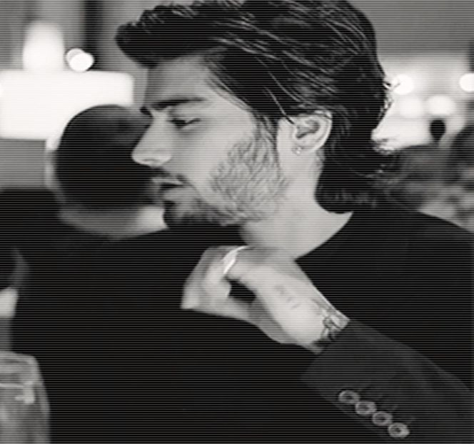 — Își apleacă astfel corpul în direcția ei, fără un motiv anume, căci destul de brusc este - 04 Catching stardust in the light