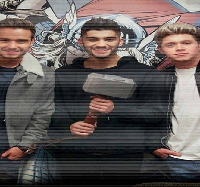 — finale, îi face scurt cu ochiul, împingându-și apoi corpul în spate prin forța brațelor, - 04 Catching stardust in the light